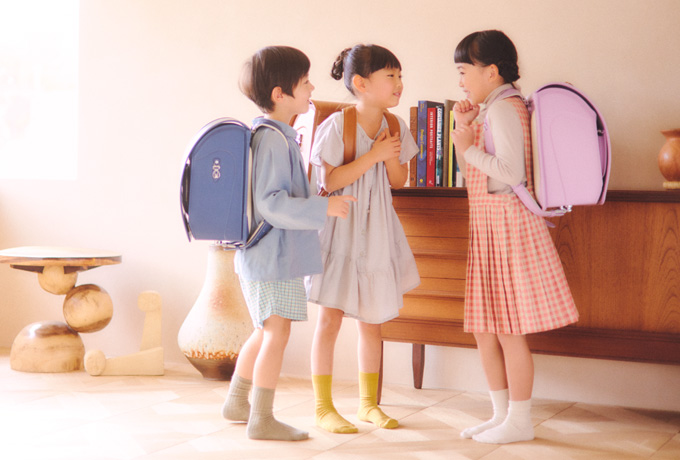 こどもとランドセル　あさそら きりかぶ こかげ