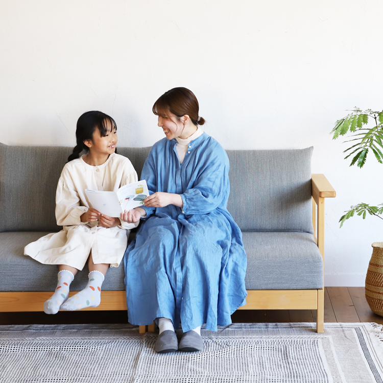 カタログを見る母子