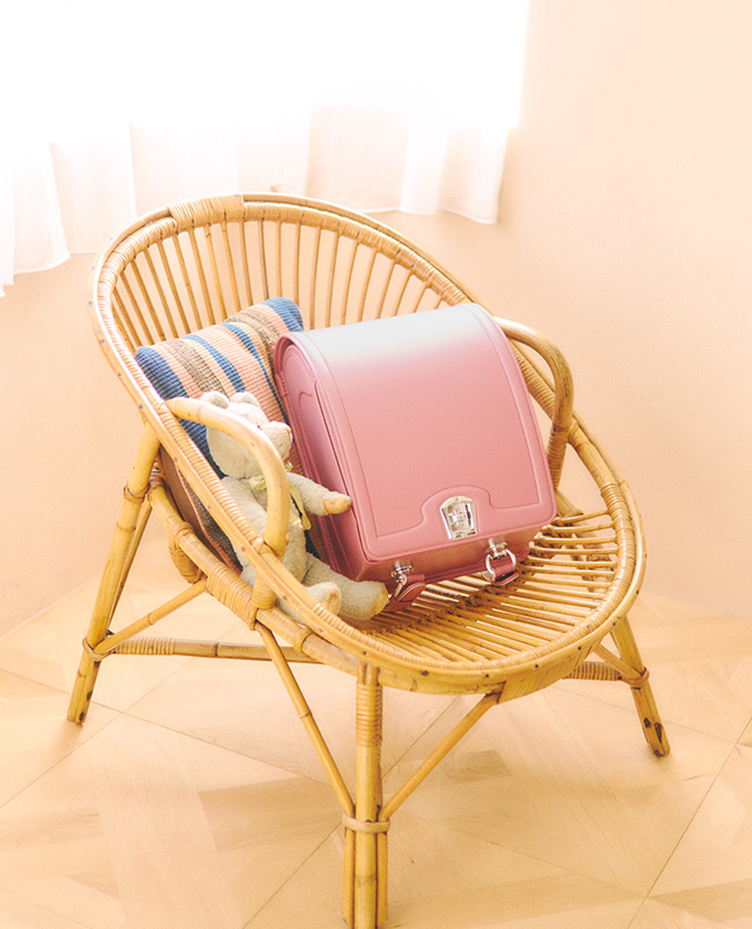 アタラのピンク色ランドセル「さくら」が椅子の上に置かれている様子