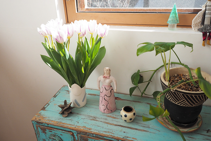 ヴィンテージ家具の上に置かれたオブジェや植物
