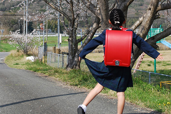 スカートの裾をもってポーズをきめてる後ろ姿