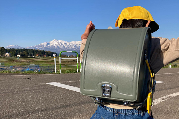 青空を背景にお茶目なポーズの後ろ姿