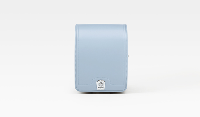 成長しても似合う端正な水色。アタラの「すいすい」は自分のペースで歩む毎日のリズムに、心地よい彩りを添えます。